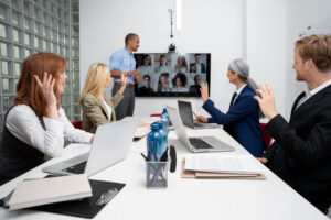 Pourquoi externaliser la gestion audiovisuelle de vos espaces professionnels