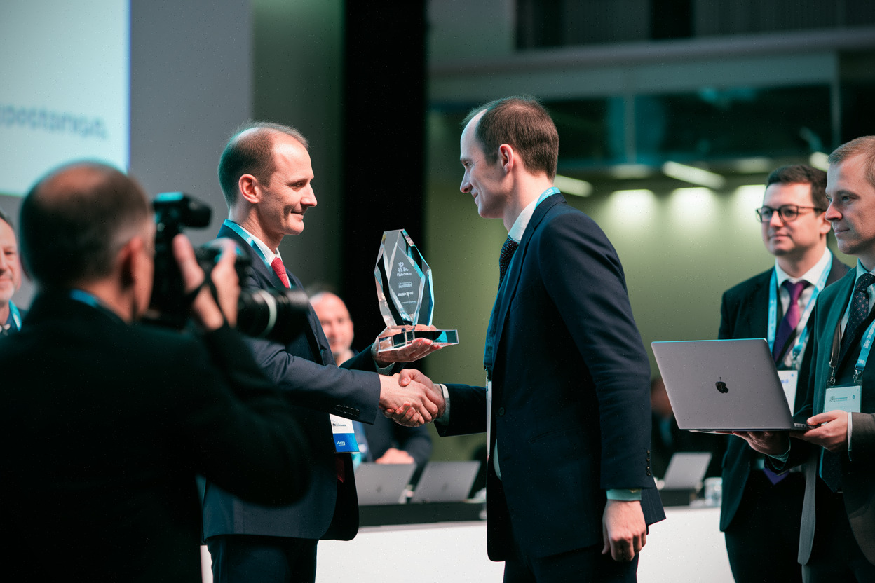 Remise de distinction à Daouda T. Djiba lors du Good Global Summit