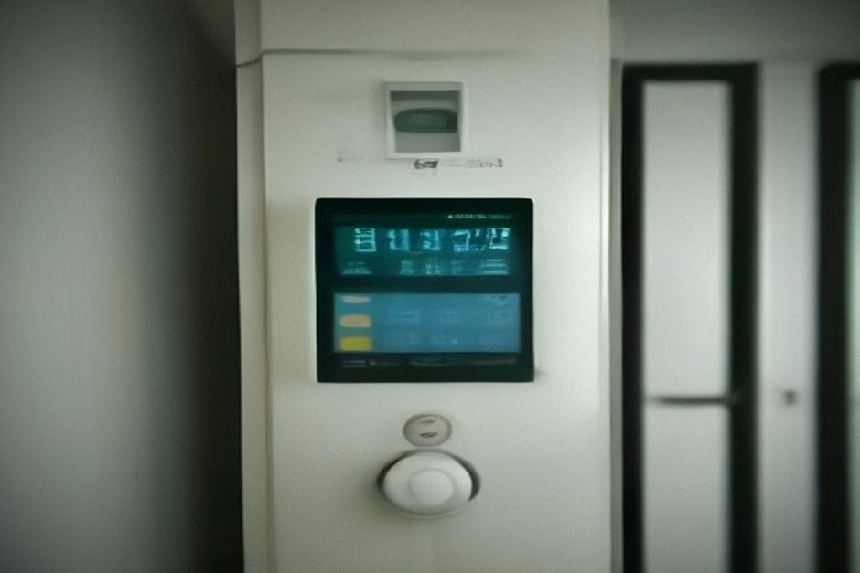 Heures de prix bas de l’électricité consultées sur écran, compteur en arrière-plan