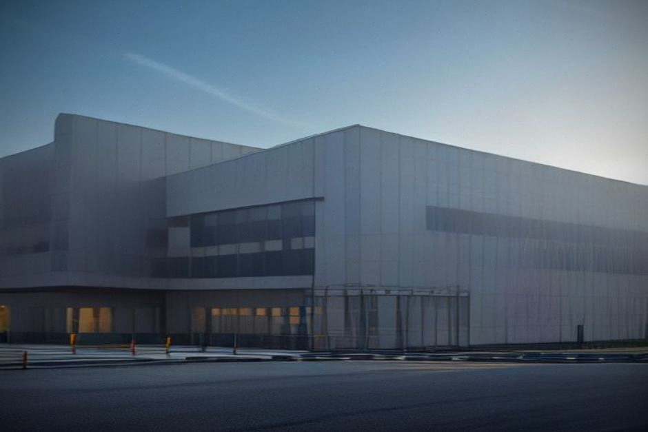 Chantier de data center près de Sofia, investisseurs et infrastructure électrique.