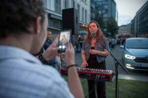 2026, 15 août, Ellie James à Rennes entre pop DIY, chorale Louves et féminisme, ce qui surprend dans son agenda local