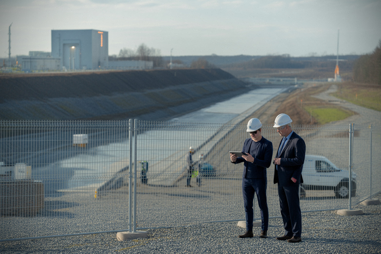 Site industriel évoquant un mini réacteur modulaire et ses infrastructures